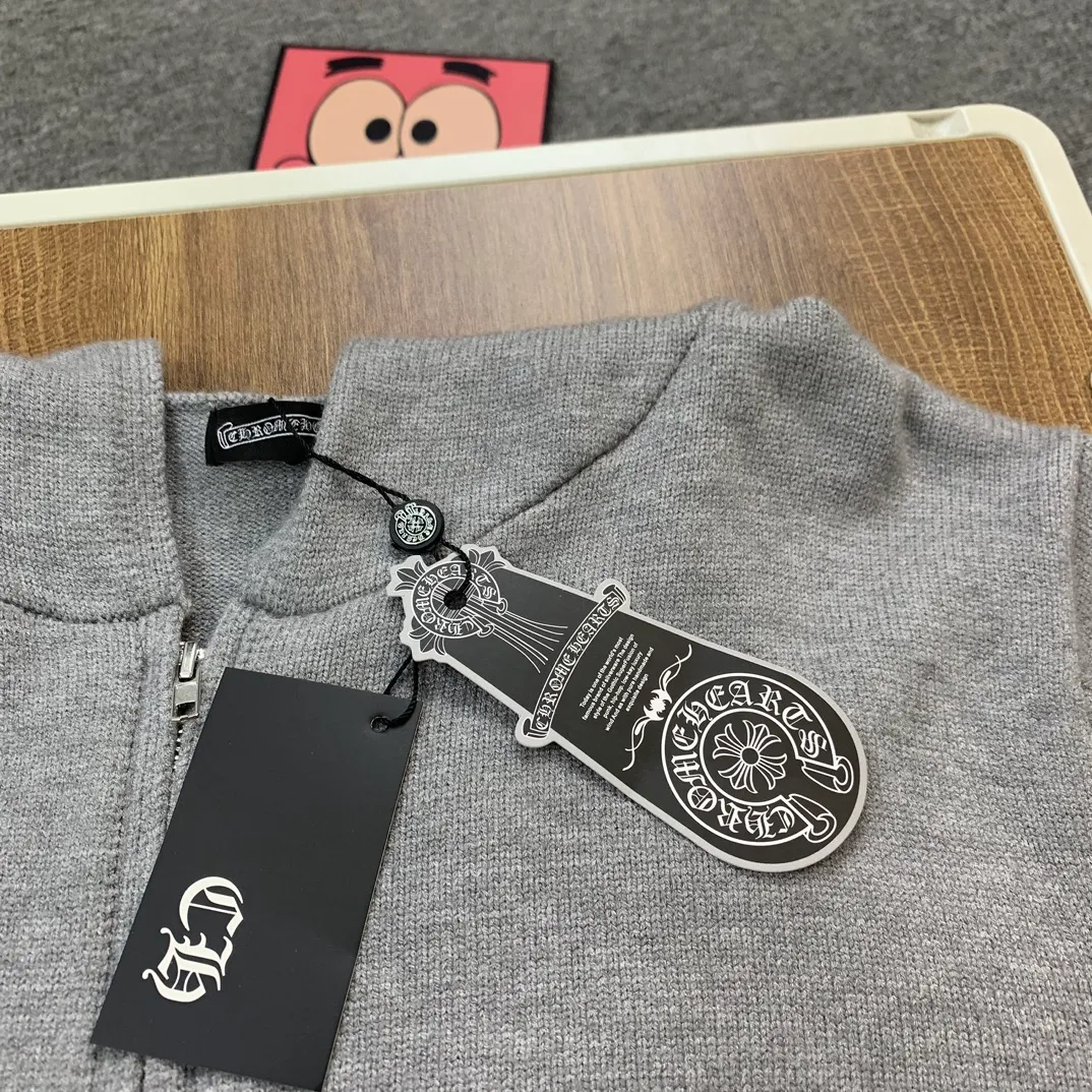 P320 💰Model number M8 chrome hearts ch Chrome hearts cross classic heavy-duty hot-drilled zipper sweater knitted sweater hooded jacket There is no such coat in the wardrobe. Winter is a waste. There is no such versatile coat. If you are tired of choosing styles, choose it! You will never go wrong! If you need a coat, choose it! It will never fall over! Compared with the bloat of sweatshirts, sweater jackets are more suitable for people with various body types. Thin people wear a larger size and are looser and taller. Fat people wear it to look slimmer. Successful weight loss in situ. The super hot-selling sweater that is sold out in physical stores and is hard to find is here! Complete! No! Pick! People! Easily manage a large, beautiful, and useless size. Size: S M L